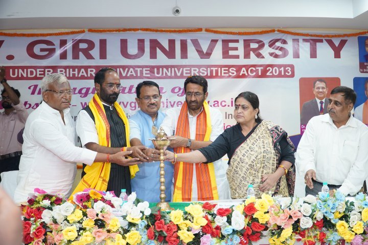 **कुलाधिपति डॉ. कौशल कुमार गिरि की अध्यक्षता में उच्च शिक्षा एवं विधि मंत्री संजय सिंह ‘टाइगर’ ने किया वी. वी. गिरि विश्वविद्यालय की वेबसाइट का शुभारंभ; मुख्य वक्ता डॉ. संजय मयूख ए