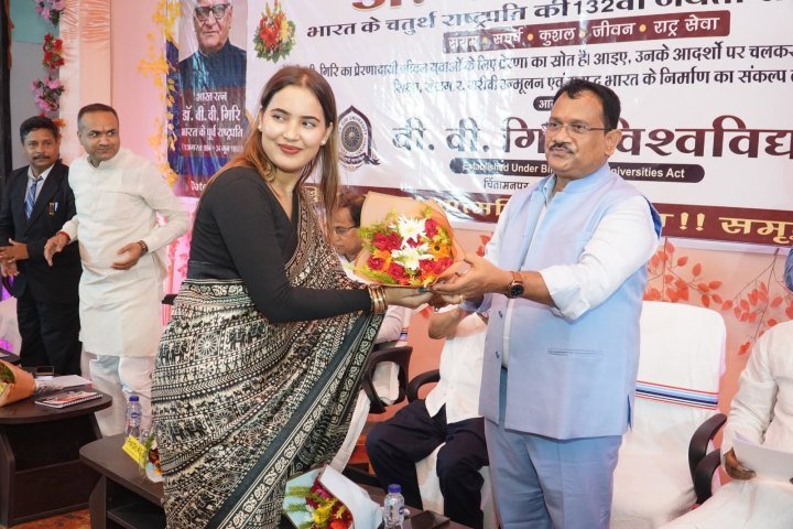 माननीय कुलाधिपति डॉ. कौशल कुमार गिरि का पुष्पगुच्छ से स्वागत