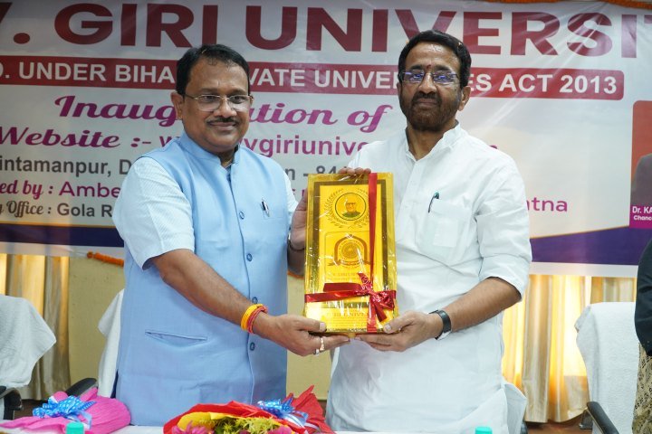 उच्च शिक्षा एवं विधि मंत्री संजय सिंह ‘टाइगर’ ने कुलाधिपति डॉ. कौशल कुमार गिरि की अध्यक्षता में किया वी. वी. गिरि विश्वविद्यालय की वेबसाइट का शुभारंभ